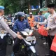 Berkah Ramadan, Kapolrestabes Makassar dan Personel Reskrim Bagikan Takjil kepada Pengendara