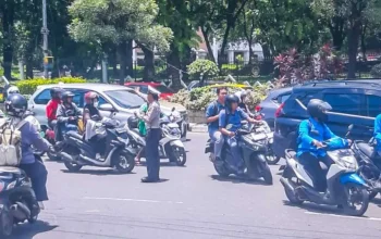 Polantas Panakkukang Atur Lalu Lintas di Bawah Terik Matahari 5 Polantas Panakkukang Atur Lalu Lintas di Bawah Terik Matahari