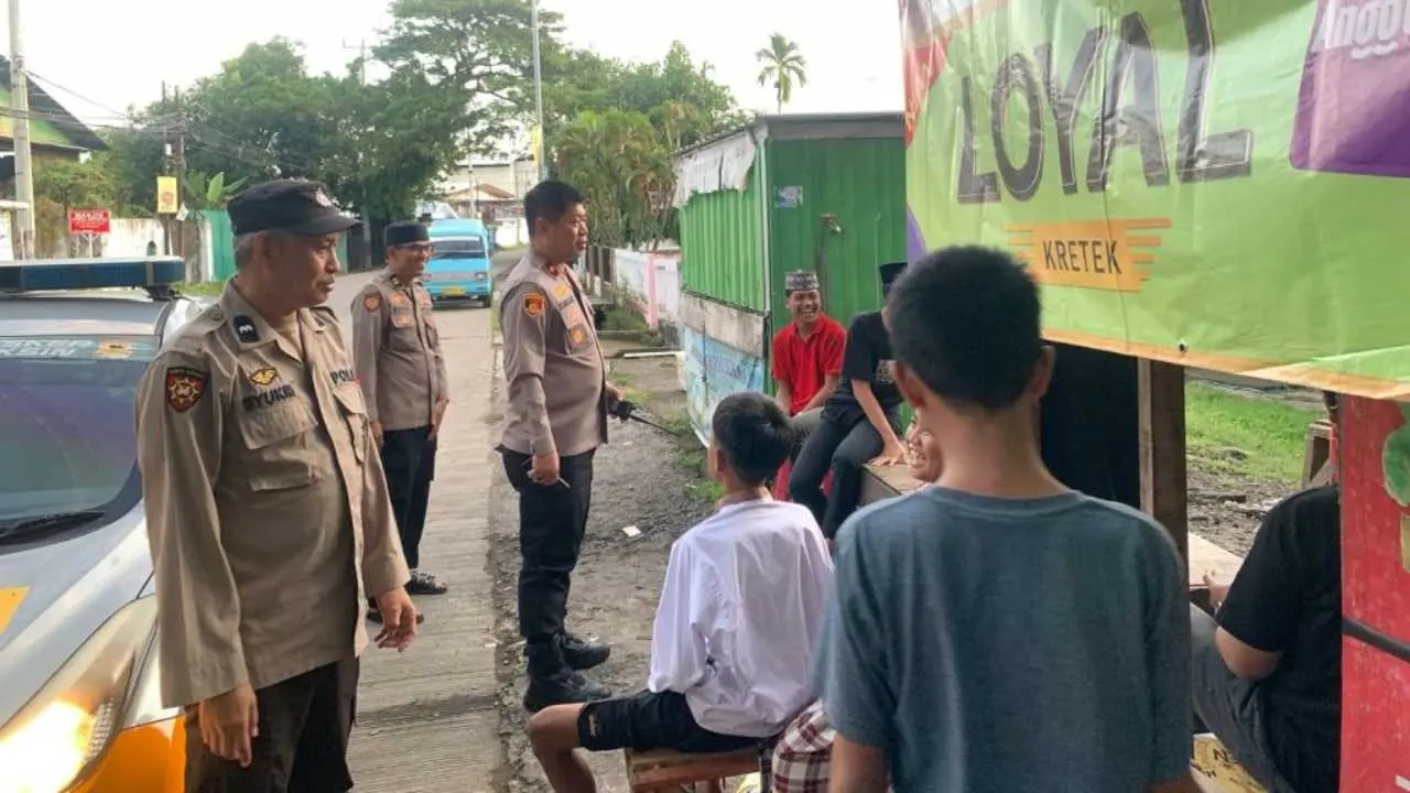 Kapolsek Tallo Pimpin Patroli Sambang, Ajak Warga Jaga Keamanan