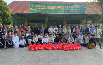 Pererat Ukhuwah Islamiah dan Berbagi dengan Sesama, MAN Jeneponto Gelar Safari Ramadhan dan Bagi-bagi Takjil 8 Pererat Ukhuwah Islamiah dan Berbagi dengan Sesama, MAN Jeneponto Gelar Safari Ramadhan dan Bagi-bagi Takjil