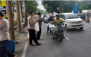 Polsek Ujung Pandang Bagikan Takjil ke Pengendara yang Melintas di depan Mako 7 Polsek Ujung Pandang Bagikan Takjil ke Pengendara yang Melintas di depan Mako