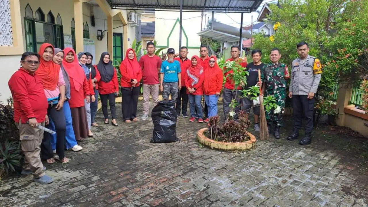 Bhabinkamtibmas Polsek Tamalate Bersama Warga, Gotong Royong Bersihkan Lingkungan