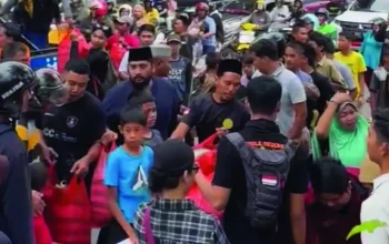 Tim SAR Gabungan Makassar Berbagi Takjil dan Perkuat Silaturahmi di Bulan Ramadan 4 Tim SAR Gabungan Makassar Berbagi Takjil dan Perkuat Silaturahmi di Bulan Ramadan
