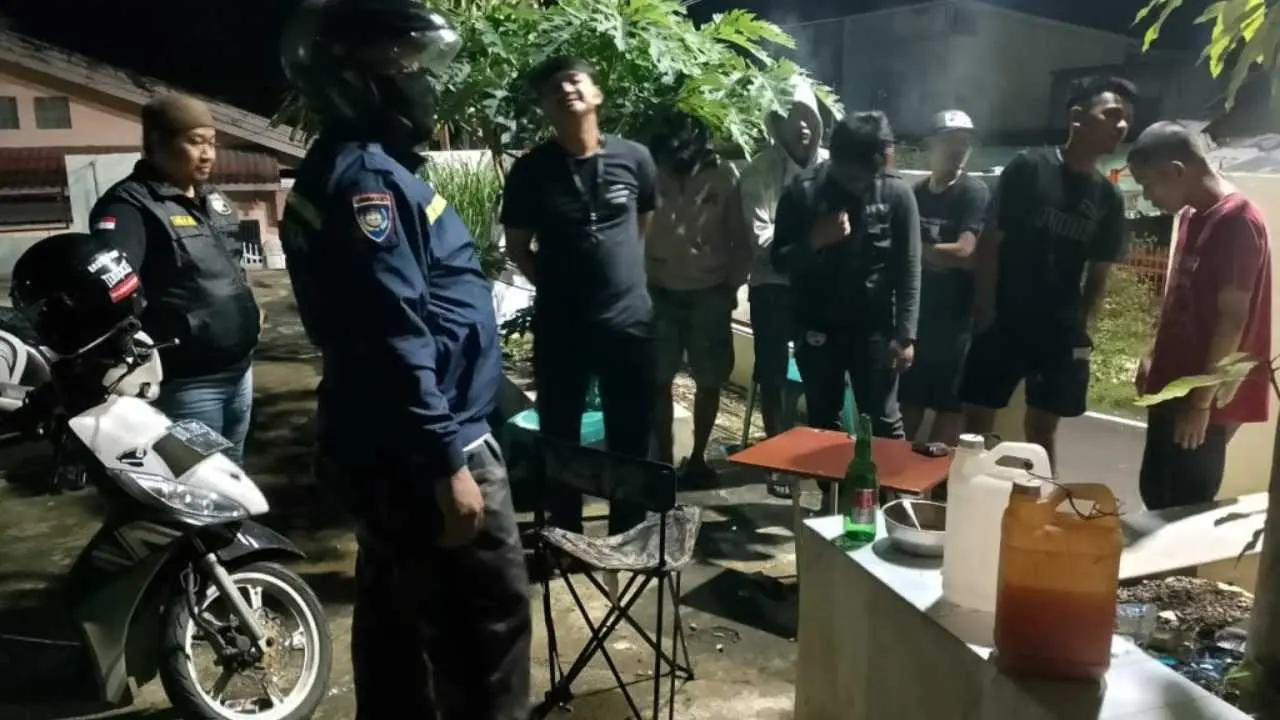Bhabinkamtibmas Polsek Manggala dan FKPM Bubarkan Pemuda Pesta Miras di Perumahan Antang