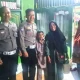 Polisi Bantu Ibu dan Anak yang Kehabisan Tiket Mudik di Ciputat