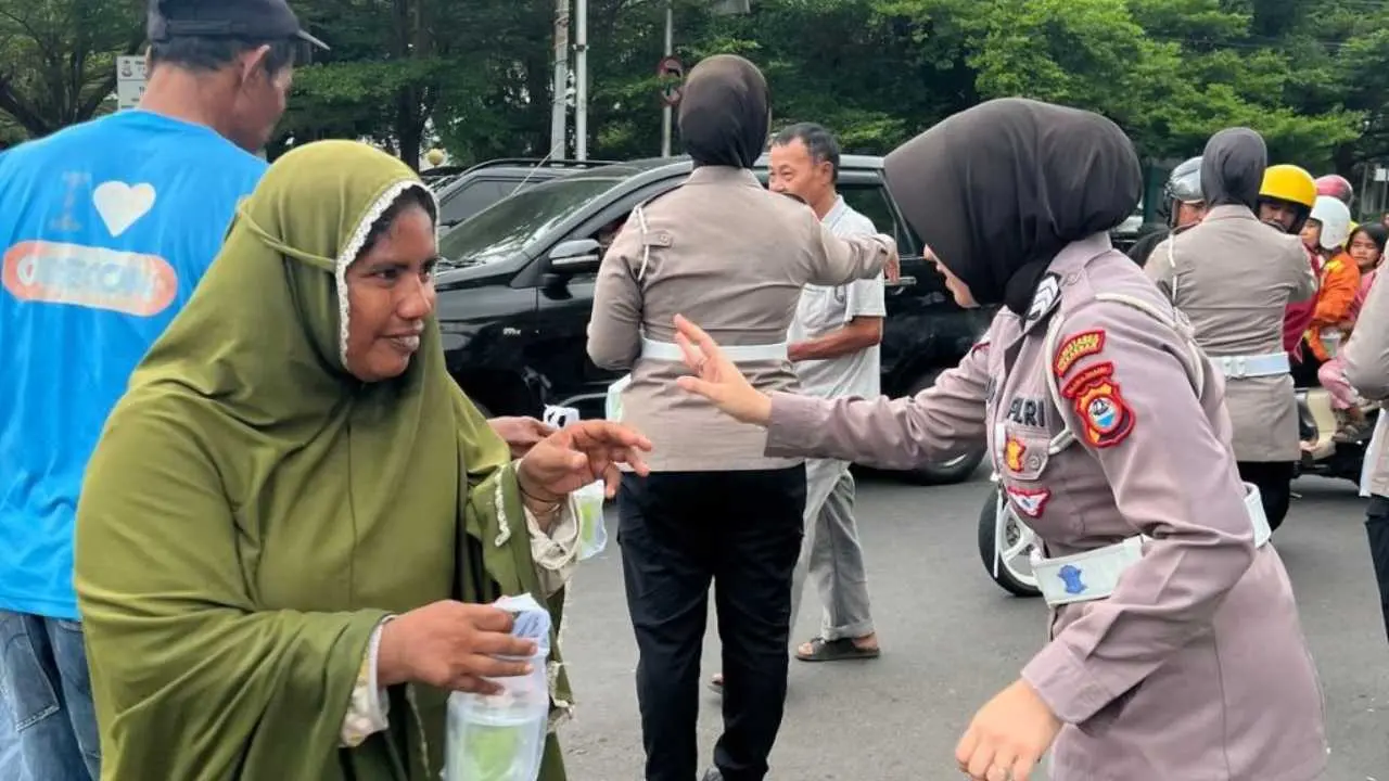 Polrestabes Makassar Berbagi Takjil untuk Pengendara di Bulan Ramadhan
