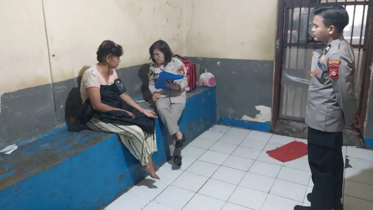 Tim Kesehatan Polrestabes Makassar Gelar Pemeriksaan Rutin bagi Tahanan di Polsek Biringkanaya