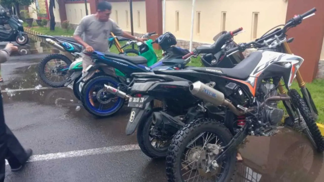 Kapolsek Makassar Pimpin Razia Knalpot Brong, 7 Motor Diamankan