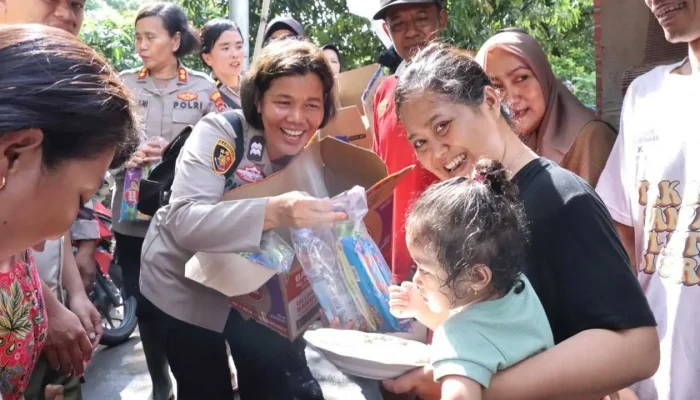 Polwan Bantu Warga Terdampak Banjir di Kebon Jeruk, Bagikan Sembako dan Layanan Kesehatan
