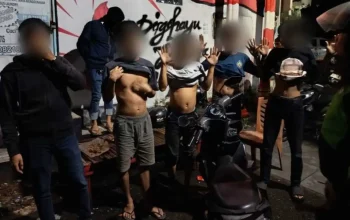 Resmob Polsek Panakkukang Bubarkan Sekelompok Pemuda yang Pesta Miras di Jalan Paropo 4 Resmob Polsek Panakkukang Bubarkan Sekelompok Pemuda yang Pesta Miras di Jalan Paropo