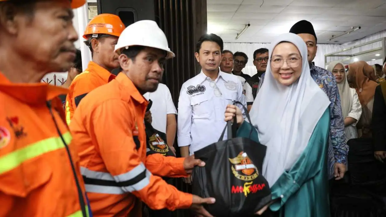 Bakti Sosial HDCI Makassar: Melinda Aksa Serahkan Paket Sembako untuk Petugas Kebersihan