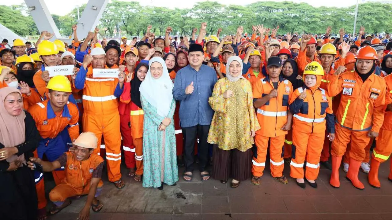 Gotong Royong untuk Sesama: Pemkot Makassar Salurkan Ribuan Paket Sembako bagi Petugas Lapangan