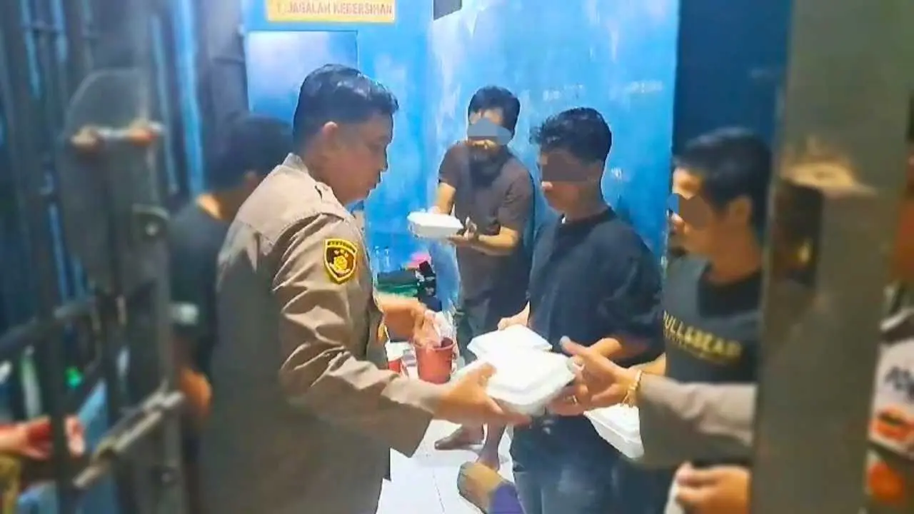 Berbagi Berkah Ramadan, Kapolsek Manggala Buka Puasa Bersama Tahanan