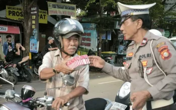Ramadan ke-14, Polsek Mamajang Semangat Berbagi Takjil ke Masyarakat
