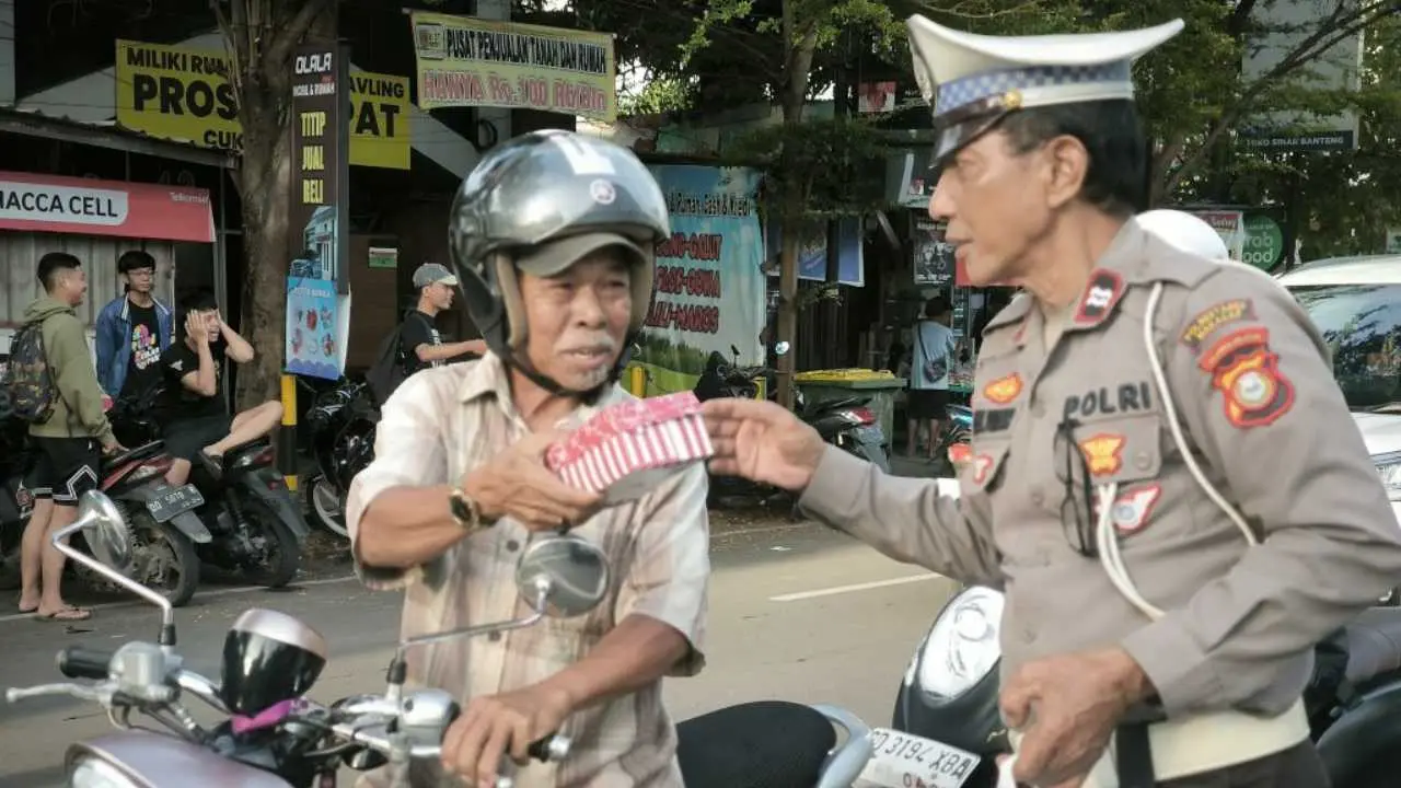 Ramadan ke-14, Polsek Mamajang Semangat Berbagi Takjil ke Masyarakat