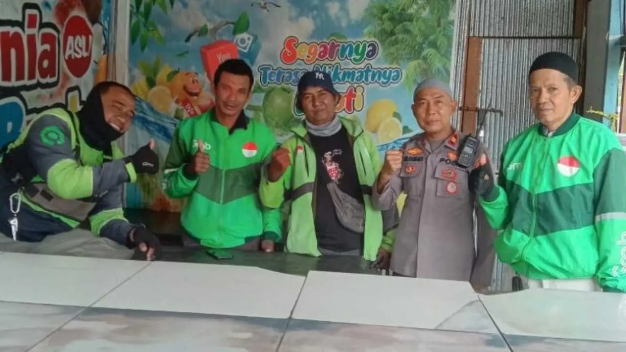 Jaga Kamtibmas, Kanit Binmas Polsek Manggala Sambangi Komunitas Ojol
