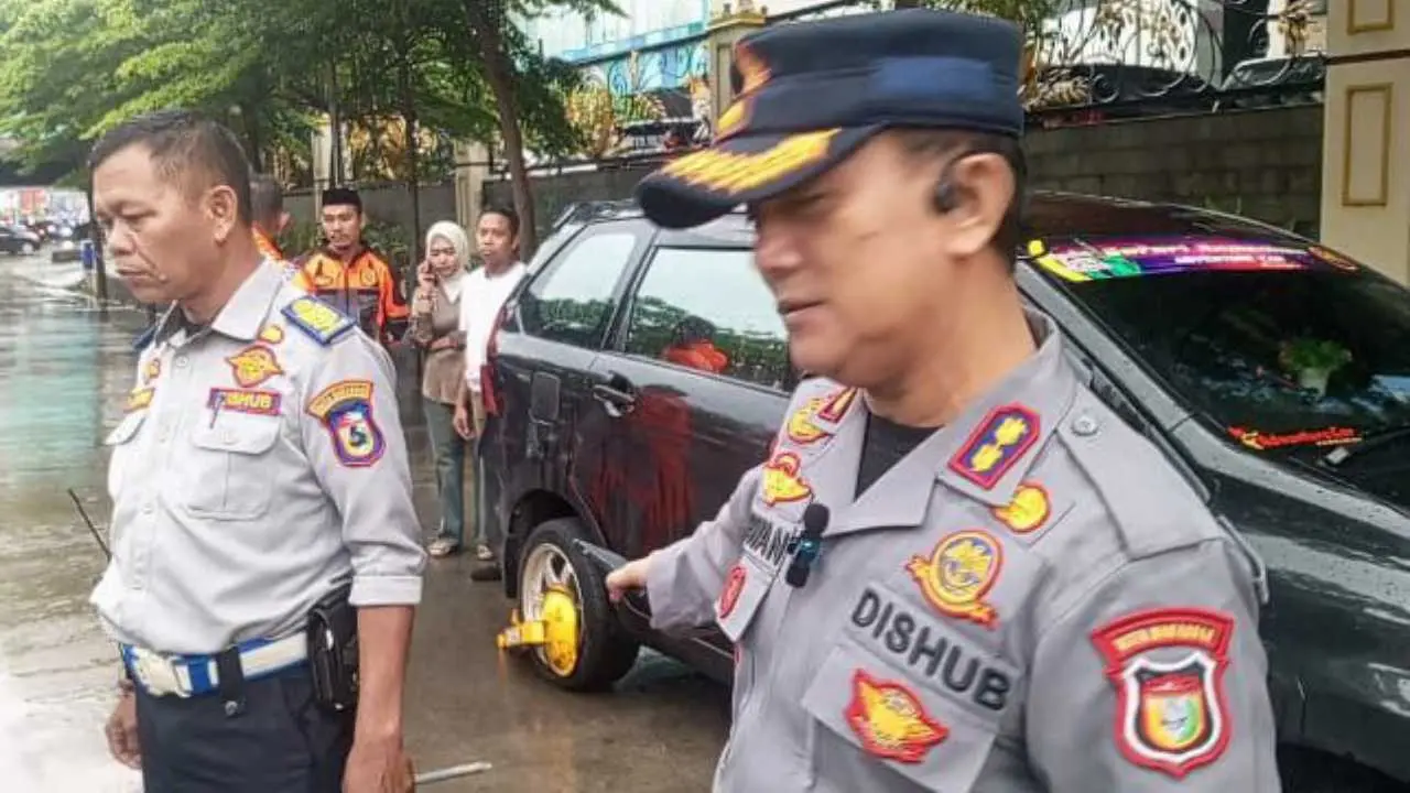 Dishub Makassar Bersama Aparat Gabungan Tertibkan Parkir Liar di Jalan Boulevard