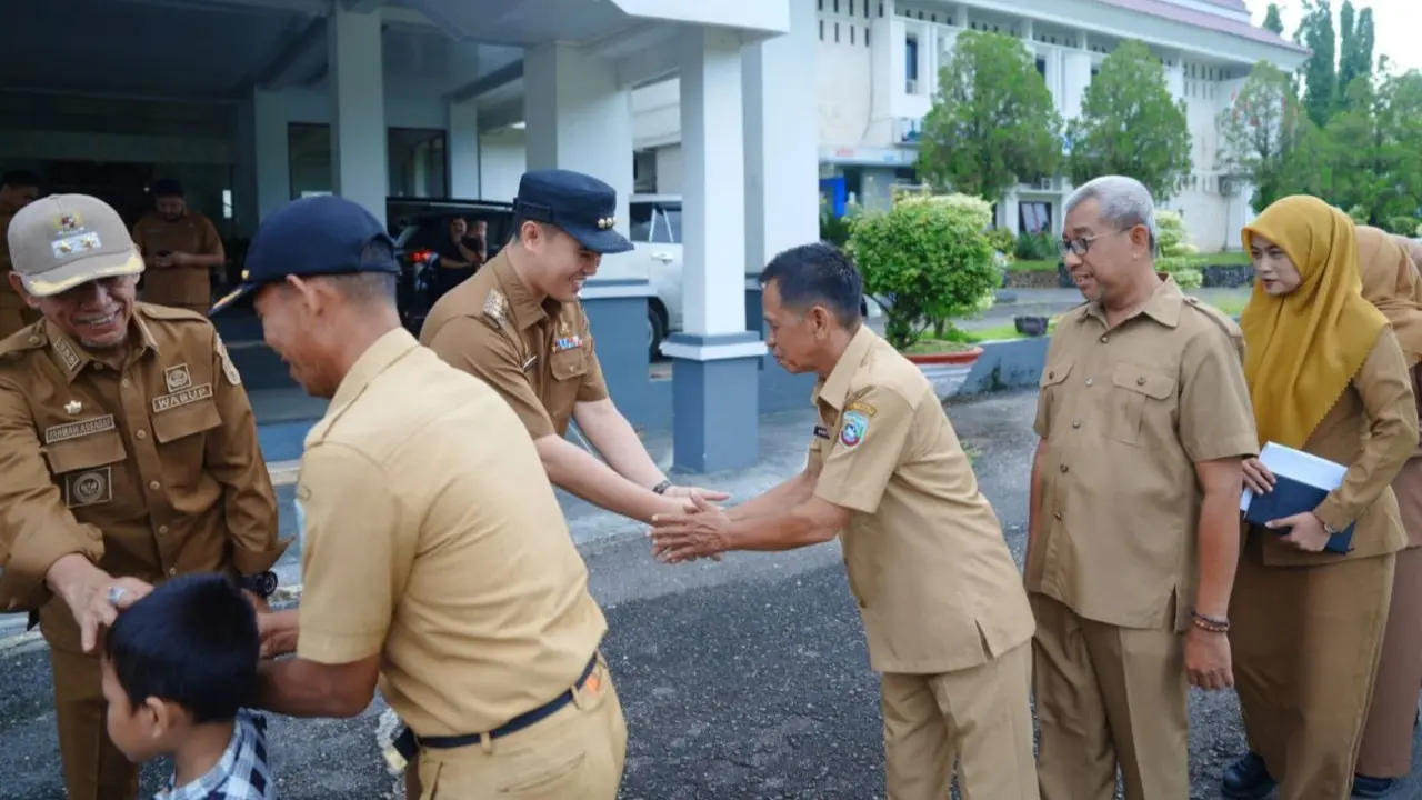 Hari Pertama Kerja Usai Lebaran, Bupati Pangkep Pimpin Apel dan Ingatkan Disiplin ASN 2 Hari Pertama Kerja Usai Lebaran, Bupati Pangkep Pimpin Apel dan Ingatkan Disiplin ASN