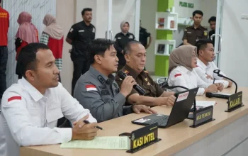 Kejari Gowa Terima 3 Tersangka Baru Kasus Uang Palsu, Total 14 Orang Sudah Diamankan 7 Kejari Gowa Terima 3 Tersangka Baru Kasus Uang Palsu, Total 14 Orang Sudah Diamankan