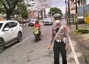 Polsek Makassar Atur Lalu Lintas di Titik Rawan Macet, Pastikan Arus Kendaraan Tetap Lancar
