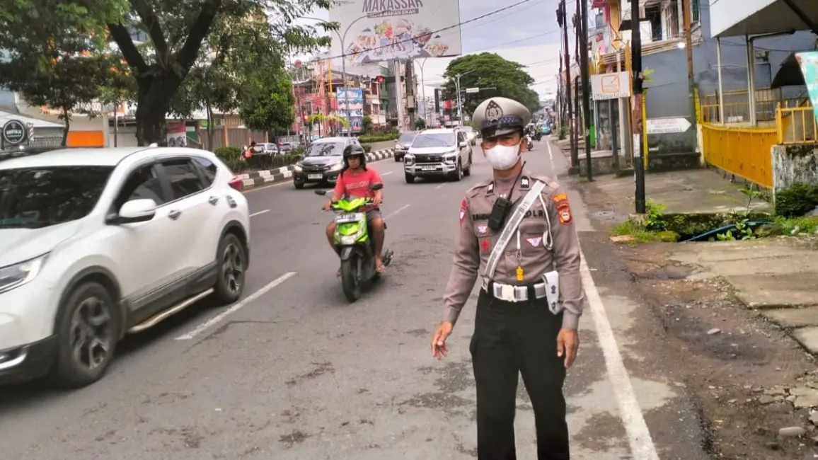 Polsek Makassar Atur Lalu Lintas di Titik Rawan Macet, Pastikan Arus Kendaraan Tetap Lancar
