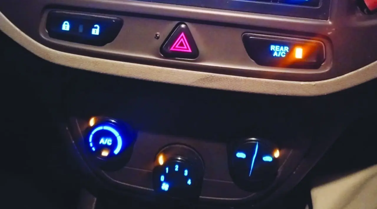 Waspada! Jangan Sembarang Menggunakan Lampu Hazard, Ini Fungsi Sebenarnya