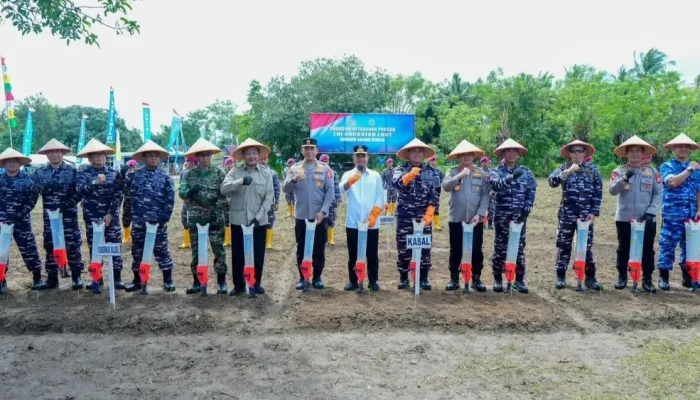 Dukung Ketahanan Pangan, Gubernur Sulsel Serahkan Kapal Nelayan di Hadapan KASAL