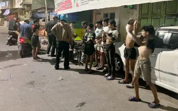 Cegah Tawuran, Polisi Bubarkan Remaja Nongkrong Tengah Malam di Jalan Lembo