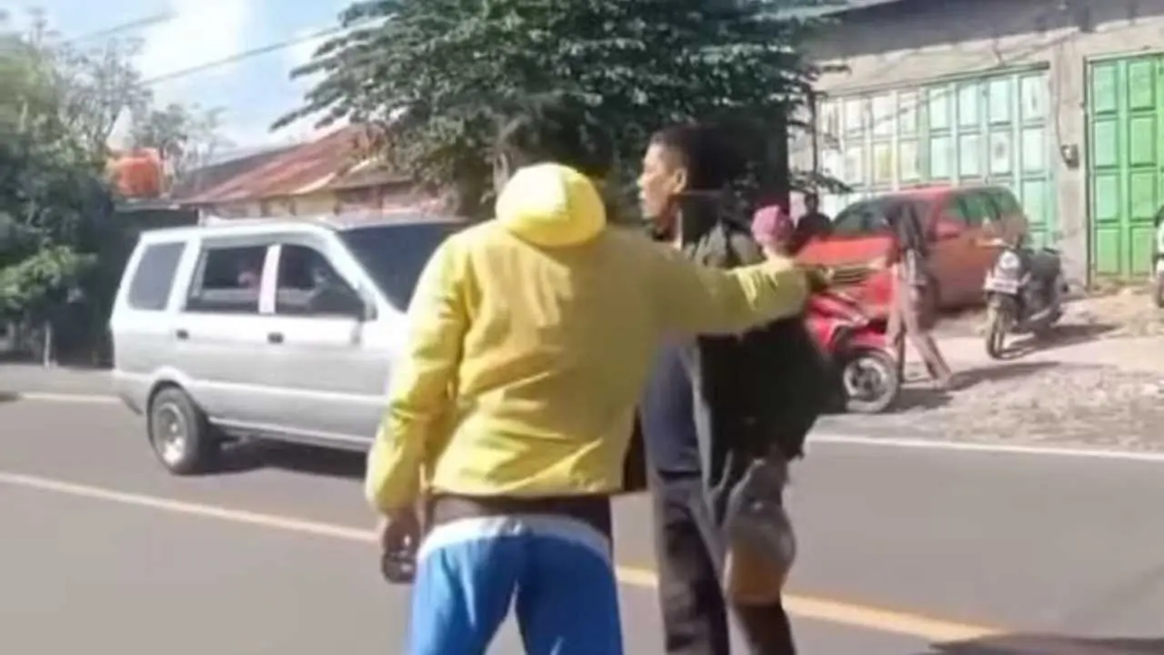Viral di Medsos, Aksi Heroik Polisi Seorang Diri Tenangkan Massa yang Emosi Blokade Jalan, Akibat Kasus Pelecehan Seksual di Jeneponto 2 Viral di Medsos, Aksi Heroik Polisi Seorang Diri Tenangkan Massa yang Emosi Blokade Jalan, Akibat Kasus Pelecehan Seksual di Jeneponto