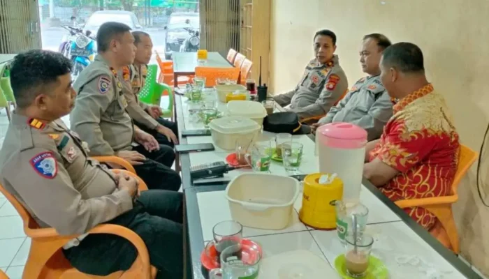 Jaga Kekompakan, Kapolsek Bontoala Ngopi Bareng Personel di Jumat Berkah