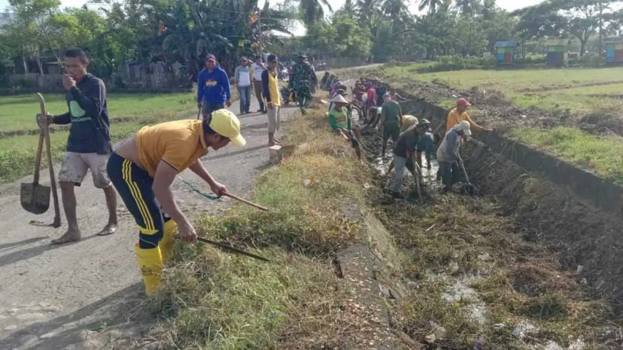 Percepat Musim Tanam Padi Kedua, Pemdes Lentu Jeneponto Gotong Royong Bersihkan Saluran Irigasi