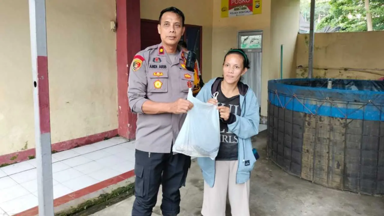 Panen Lele, Polsek Bontoala Bagi-Bagi ke Warga Dukung Ketahanan Pangan