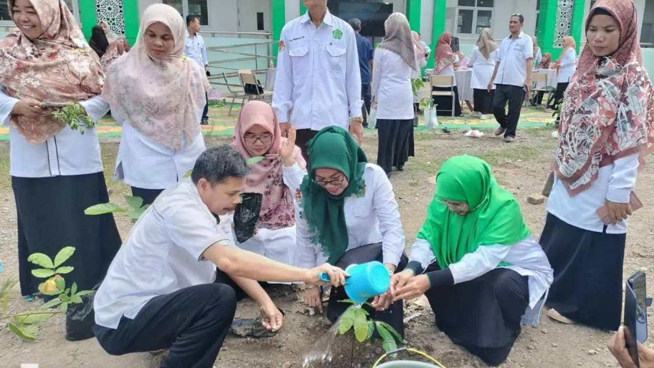 Peringati Hari Bumi dan Program Kemenag RI, MAN Jeneponto Sukseskan Program Penanaman Sejuta Pohon
