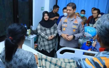 Kapolrestabes Makassar Jenguk Anak Korban Rudapaksa: Beri Boneka dan Dukungan Moril 5 Kapolrestabes Makassar Jenguk Anak Korban Rudapaksa: Beri Boneka dan Dukungan Moril
