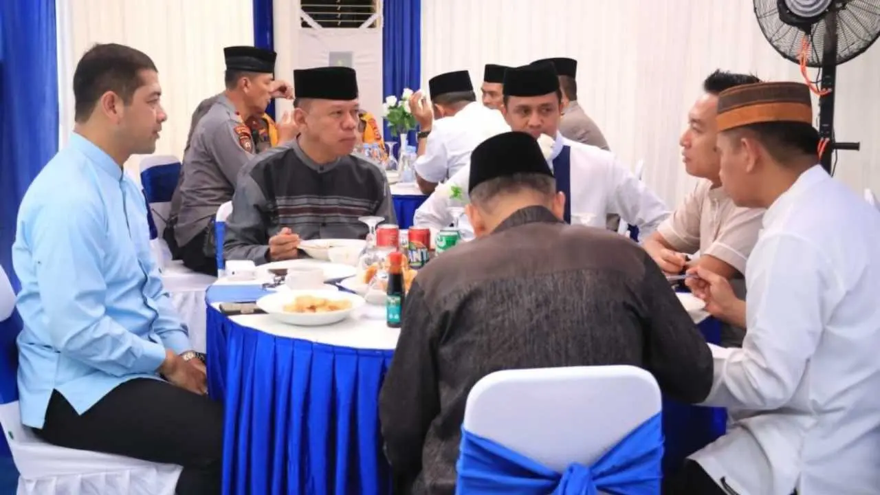 Kapolrestabes Makassar Hadiri Halal Bihalal di Kediaman Kapolda Sulsel 2 Kapolrestabes Makassar