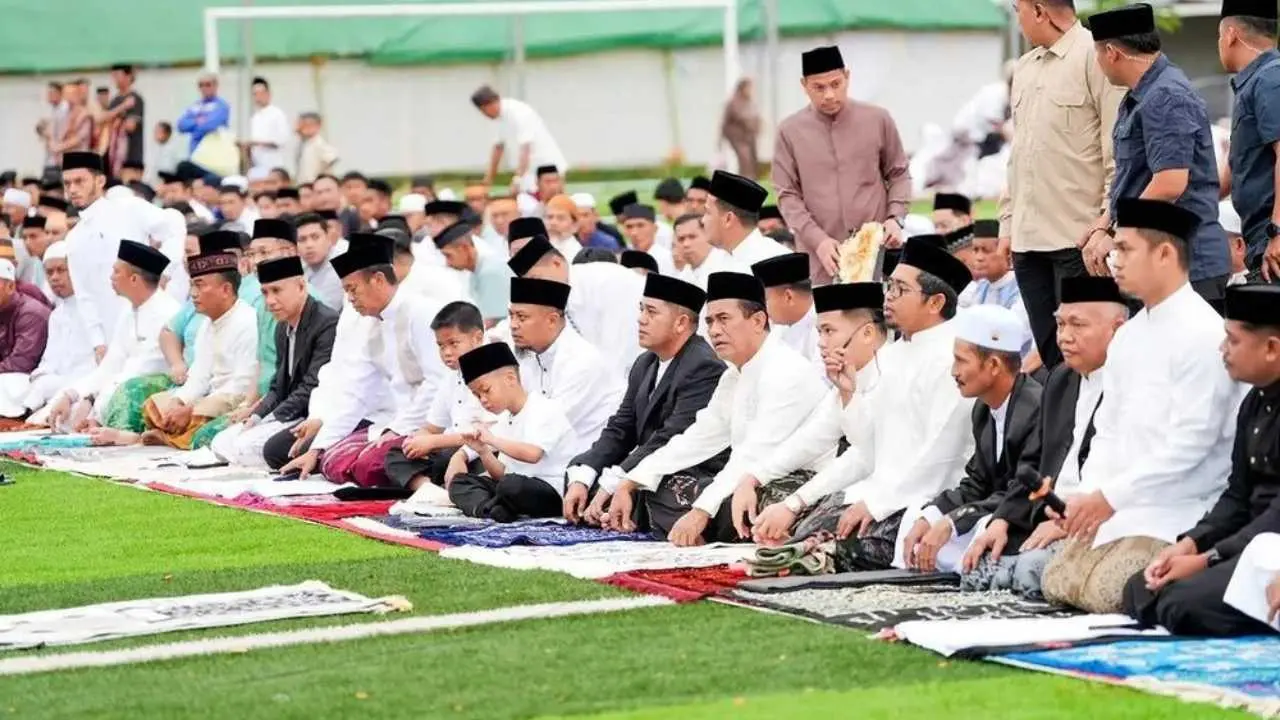 Gubernur Sulsel Andi Sudirman Salat Idulfitri di Kampung Halaman, Ajak Warga Jaga Persaudaraan