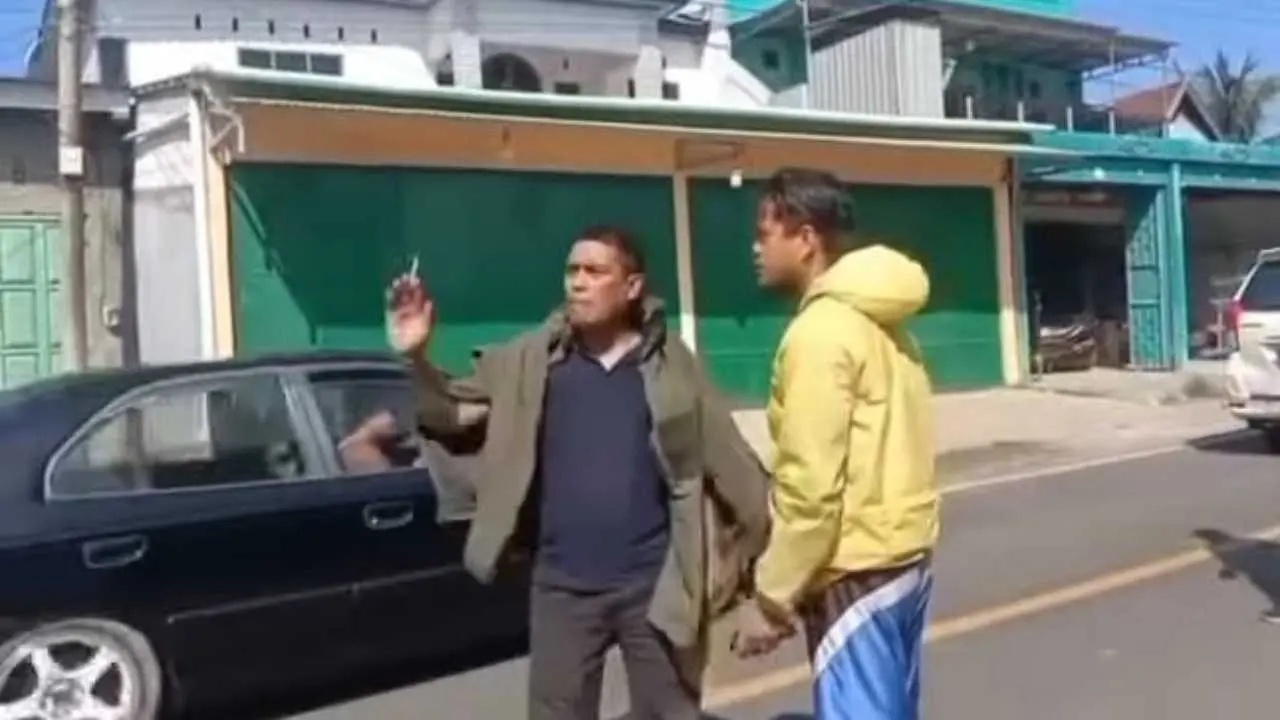 Viral di Medsos, Aksi Heroik Polisi Seorang Diri Tenangkan Massa yang Emosi Blokade Jalan, Akibat Kasus Pelecehan Seksual di Jeneponto