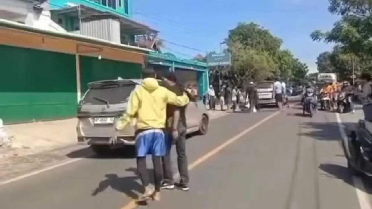 Viral di Medsos, Aksi Heroik Polisi Seorang Diri Tenangkan Massa yang Emosi Blokade Jalan, Akibat Kasus Pelecehan Seksual di Jeneponto 3 Viral di Medsos, Aksi Heroik Polisi Seorang Diri Tenangkan Massa yang Emosi Blokade Jalan, Akibat Kasus Pelecehan Seksual di Jeneponto