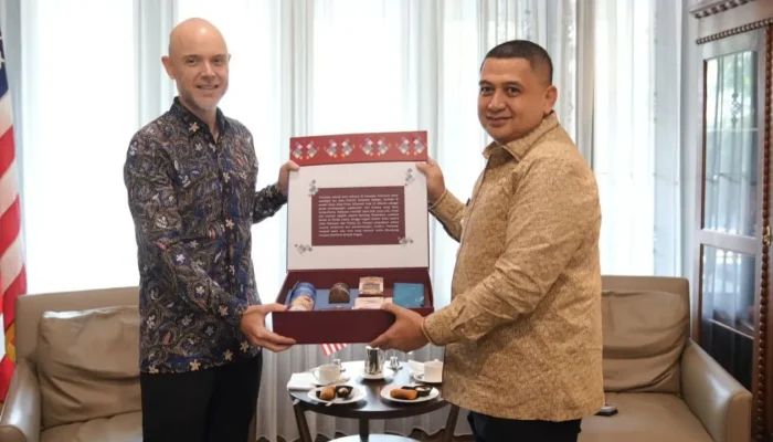 Temui Konjen AS di Surabaya, Wali Kota Makassar Bahas Peluang Kerja Sama Pendidikan dan Investasi