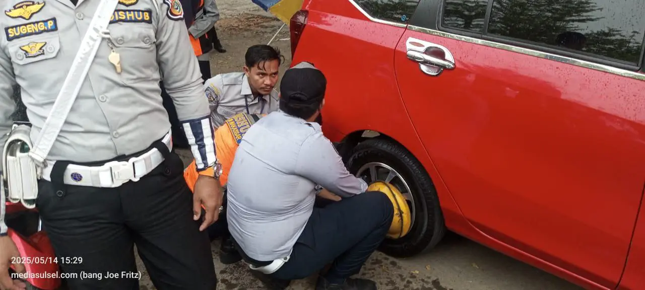 Tindak Tegas Parkir Liar, Dishub Gembok 19 Mobil di Jalan Ratulangi 2 Tindak Tegas Parkir Liar, Dishub Gembok 19 Mobil di Jalan Ratulangi