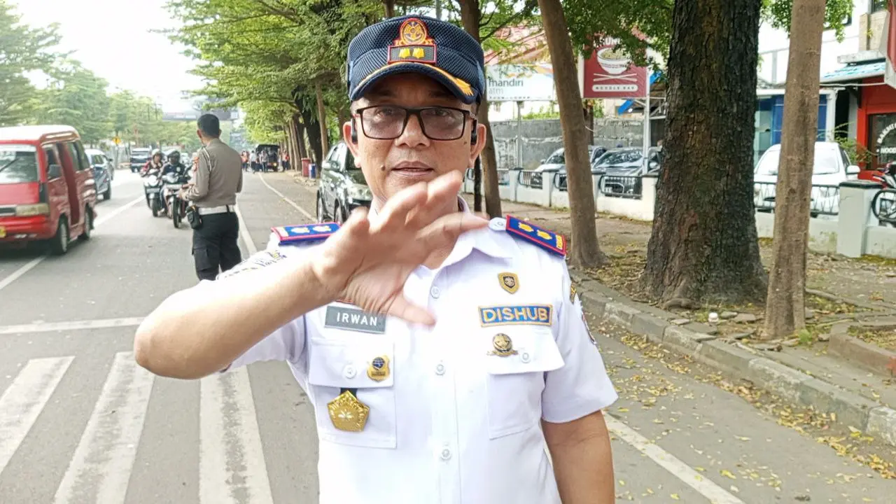 Tindak Tegas Parkir Liar, Dishub Gembok 19 Mobil di Jalan Ratulangi