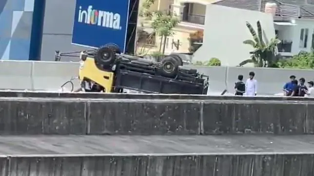 Truk Terbalik di Tol Layang AP Pettarani, Lalu Lintas Macet hingga 100 Meter