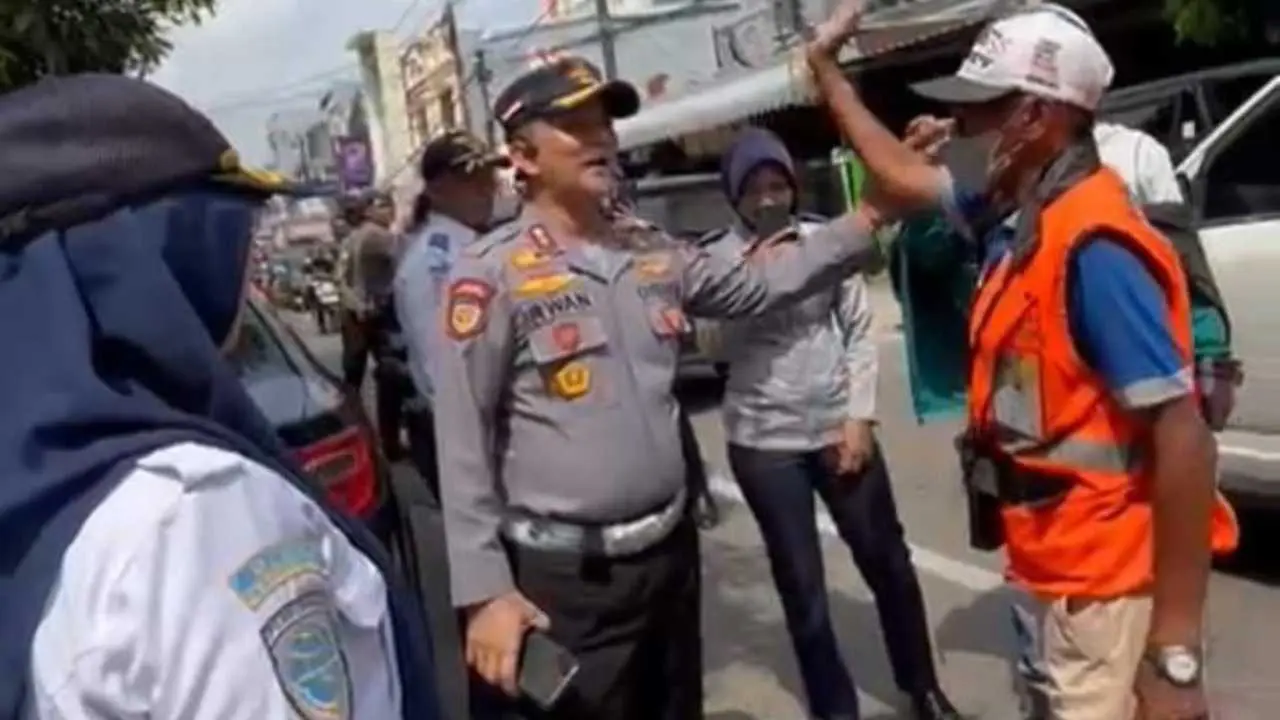 Dishub Makassar Gencarkan Penertiban Parkir Liar di Jalan Protokol 2 Dishub Makassar Gencarkan Penertiban Parkir Liar di Jalan Protokol