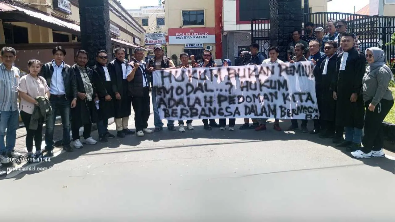 Berseragam Toga, Tim Advokat Geruduk Polrestabes Makassar Laporkan Oknum Penyidik ke Propam