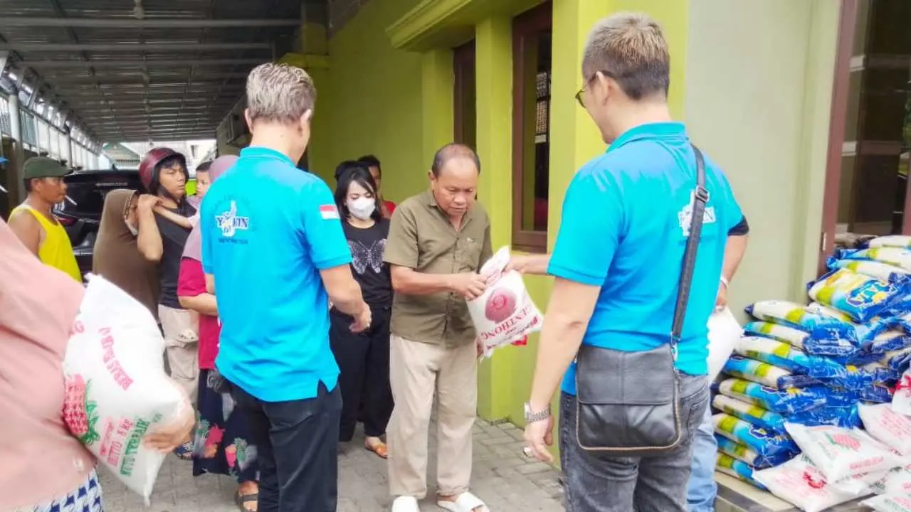 Rayakan Imlek 2576, YAKIN Medan Bagikan Ratusan Paket Sembako ke Warga