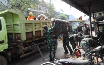 Kodim 1408 Geruduk Pasar Terong, Sampah Lenyap, Warga Gembira