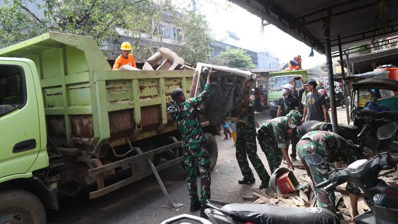 Kodim 1408 Geruduk Pasar Terong, Sampah Lenyap, Warga Gembira