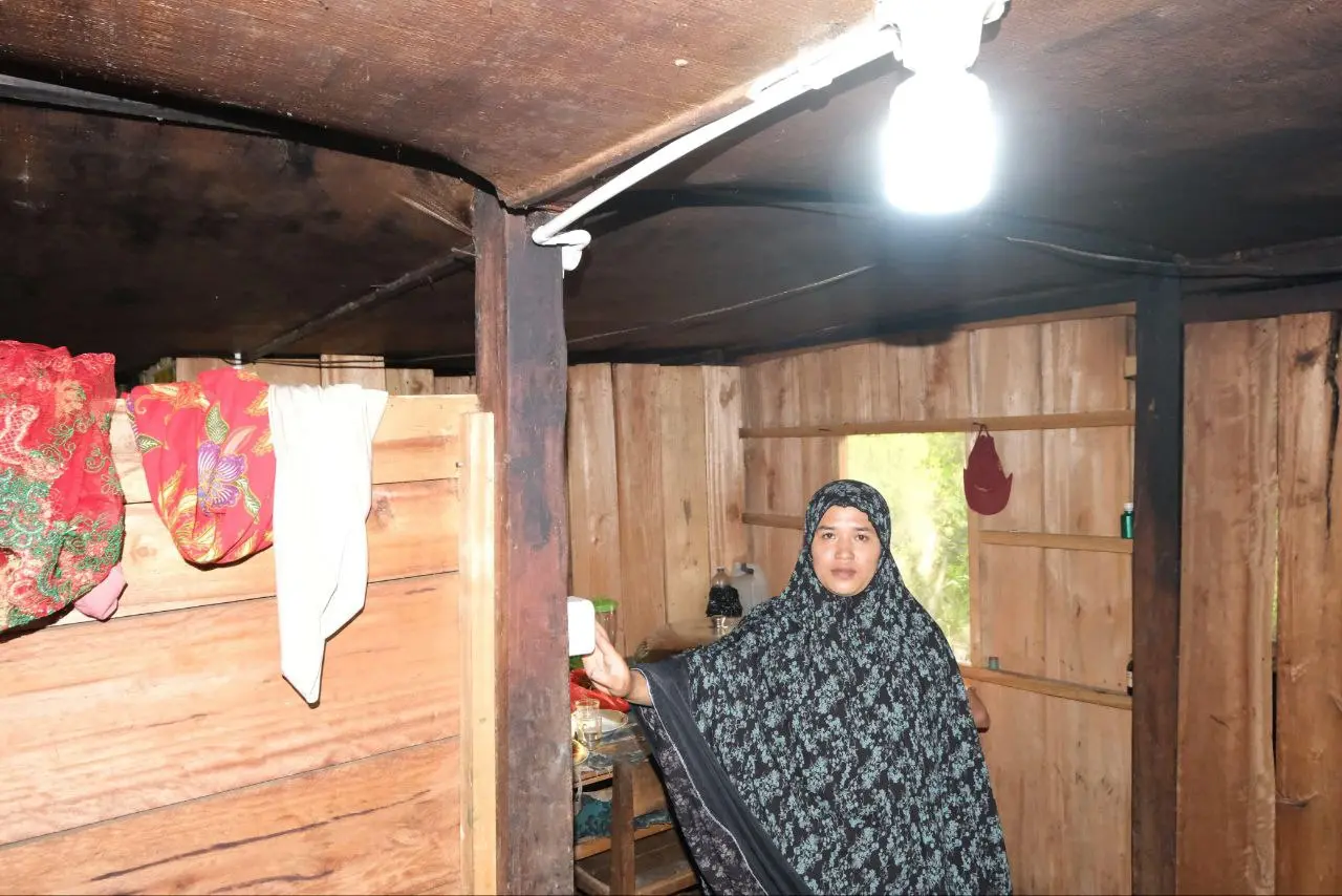 Setelah 15 Tahun Menanti, Kampung Menra Kini Nikmati Listrik PLN 24 Jam