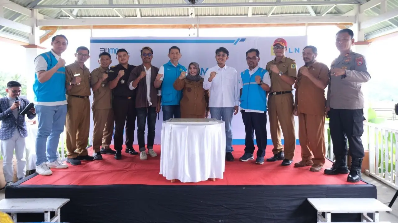 Setelah 15 Tahun Menanti, Kampung Menra Kini Nikmati Listrik PLN 24 Jam