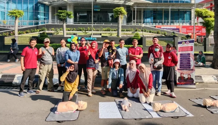 HIPGABI Jawa Tengah Bersama Mahasiswa Keperawatan UNIMUS Gelar Edukasi Bantuan Hidup Dasar di Car Free Day Simpang Lima